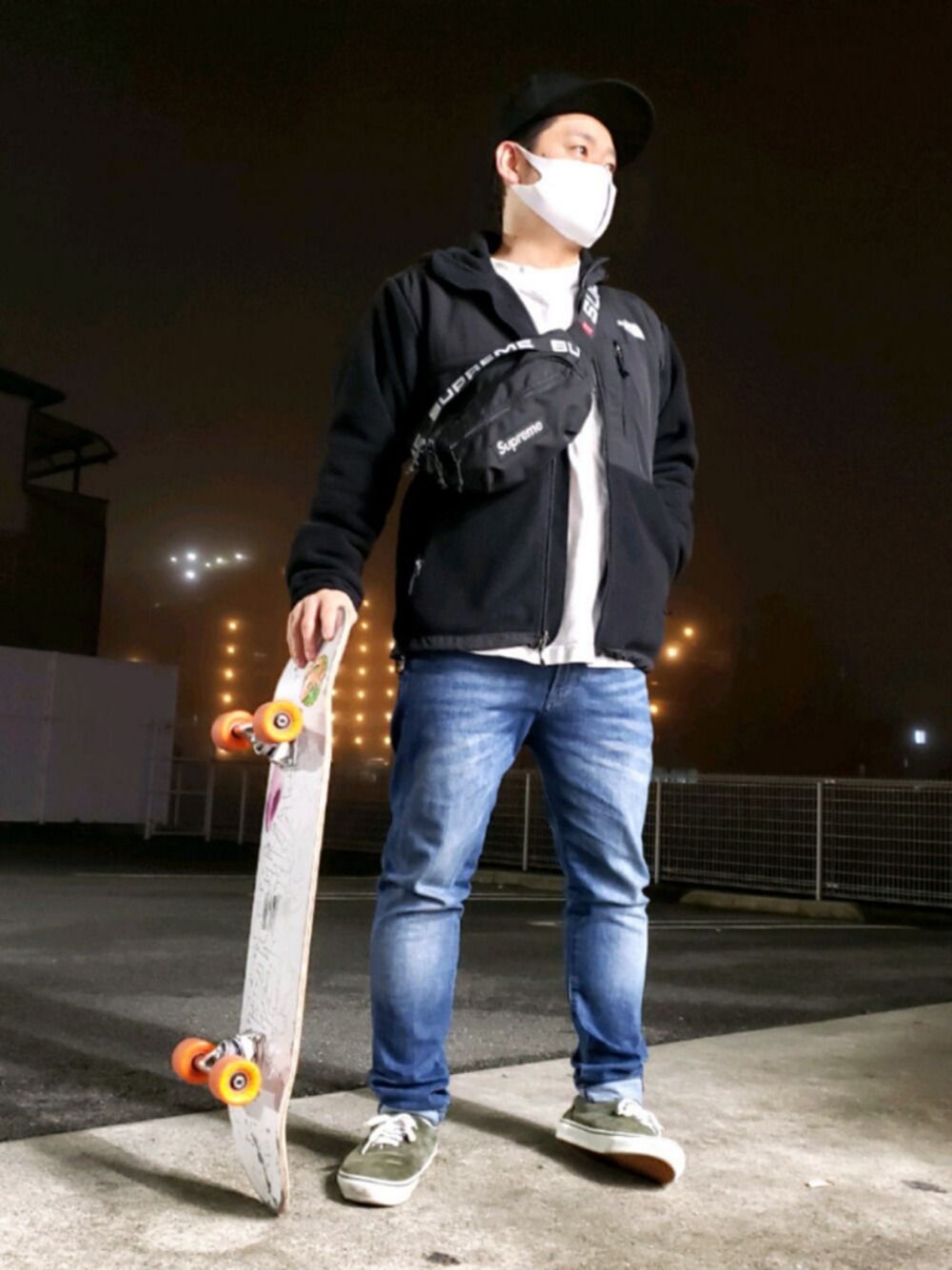 ブルー系のその他パンツ、グリーン系のスニーカー、ブラック系のボディバッグ/ウエストポーチを着用したメンズの秋コーディネートの1枚目の写真