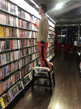 「デニムから始まったライフスタイルブランド」｜「アイテム（スラックス）」を使った、BANさん（メンズ・172cm）の夏コーディネート