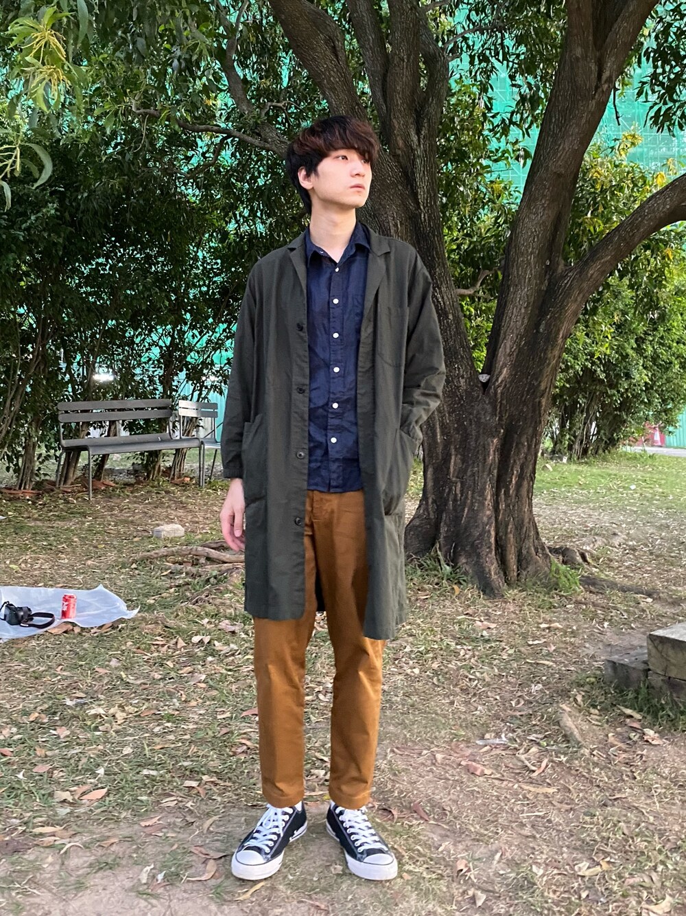 グリーン系のジャケット/アウター、ブルー系のシャツ/ブラウス、オレンジ系のチノパンツを着用したメンズの秋コーディネートの1枚目の写真