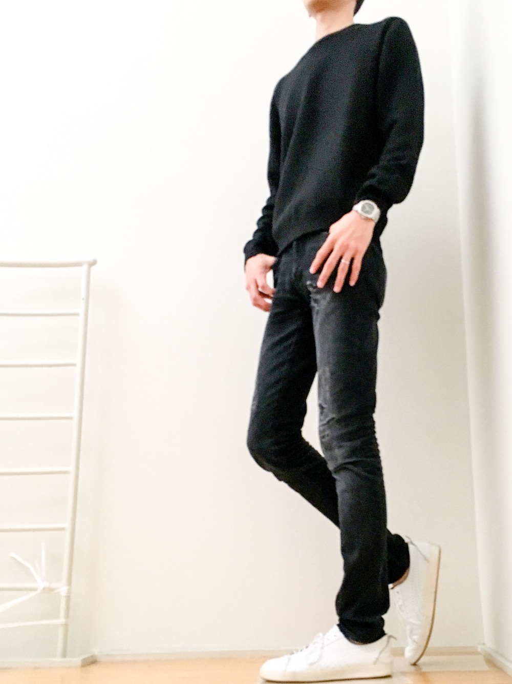 「黒、ニット、秋のコーデ、冬、スニーカー」｜「SAINT LAURENT PARISのアイテム（デニムパンツ、ブラック系）」を使った、ゆうさん（メンズ・183cm）の秋コーディネートの1枚目の写真