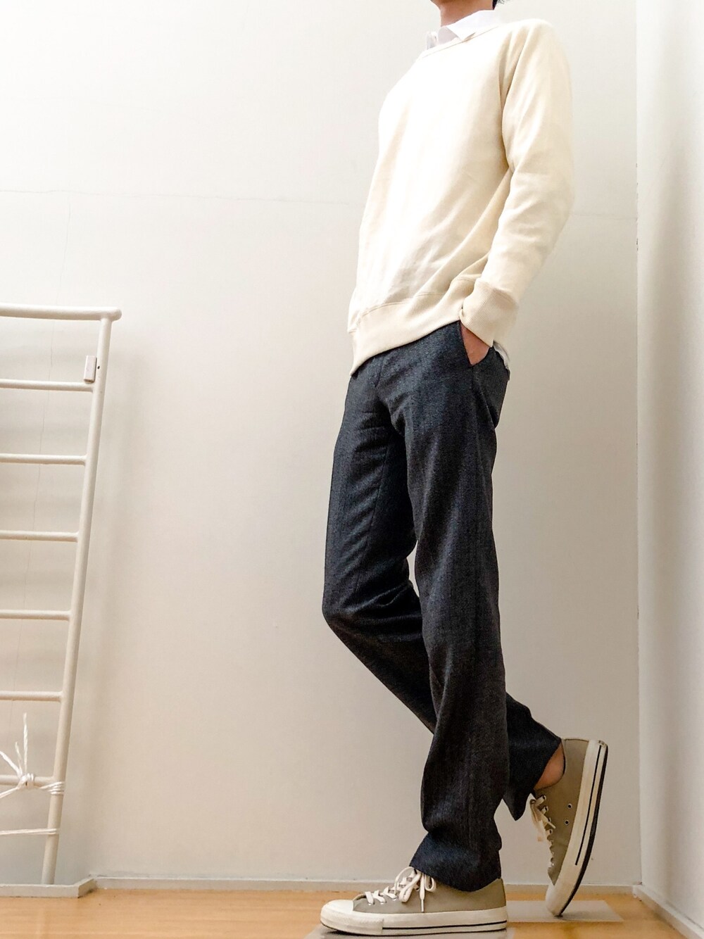 「春コーデ、春、スプリングニット、ベージュ、ベージュコーデ、スニーカー、コンバース、シンプル、ニット」｜「SAINT LAURENT PARISのアイテム（スラックス、グレー系）」を使った、ゆうさん（メンズ・183cm）の春コーディネートの1枚目の写真