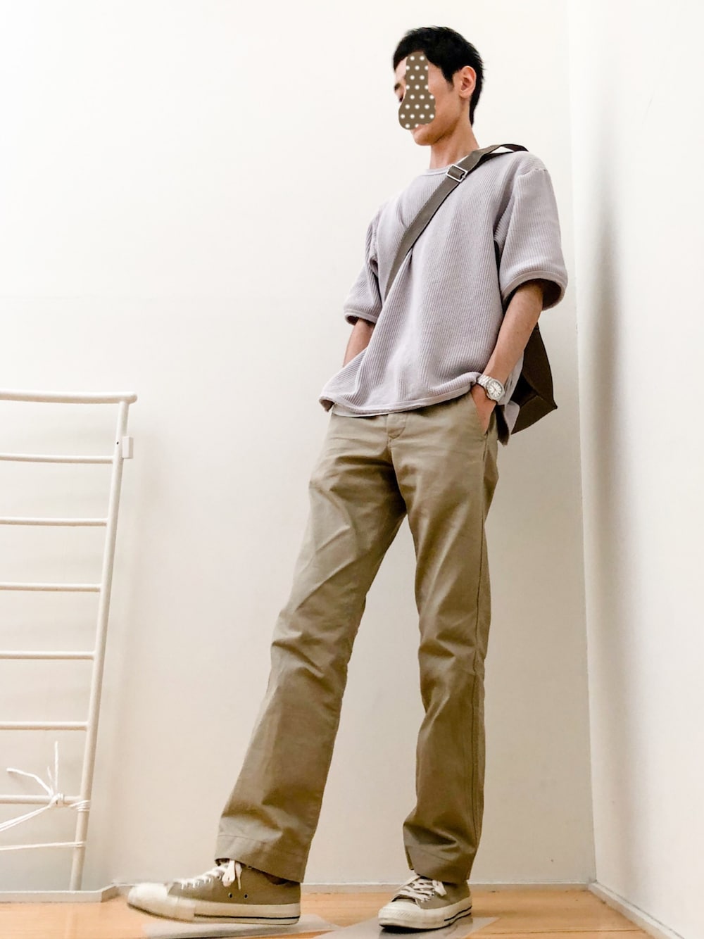 「メッセンジャーバッグ、エルメス、ワッフル、ワイドパンツ、ペールトーン、ベージュ、コンバース」｜「MHL.のBASIC CHINO（チノパンツ、ベージュ系）」を使った、ゆうさん（メンズ・183cm）の夏コーディネートの1枚目の写真