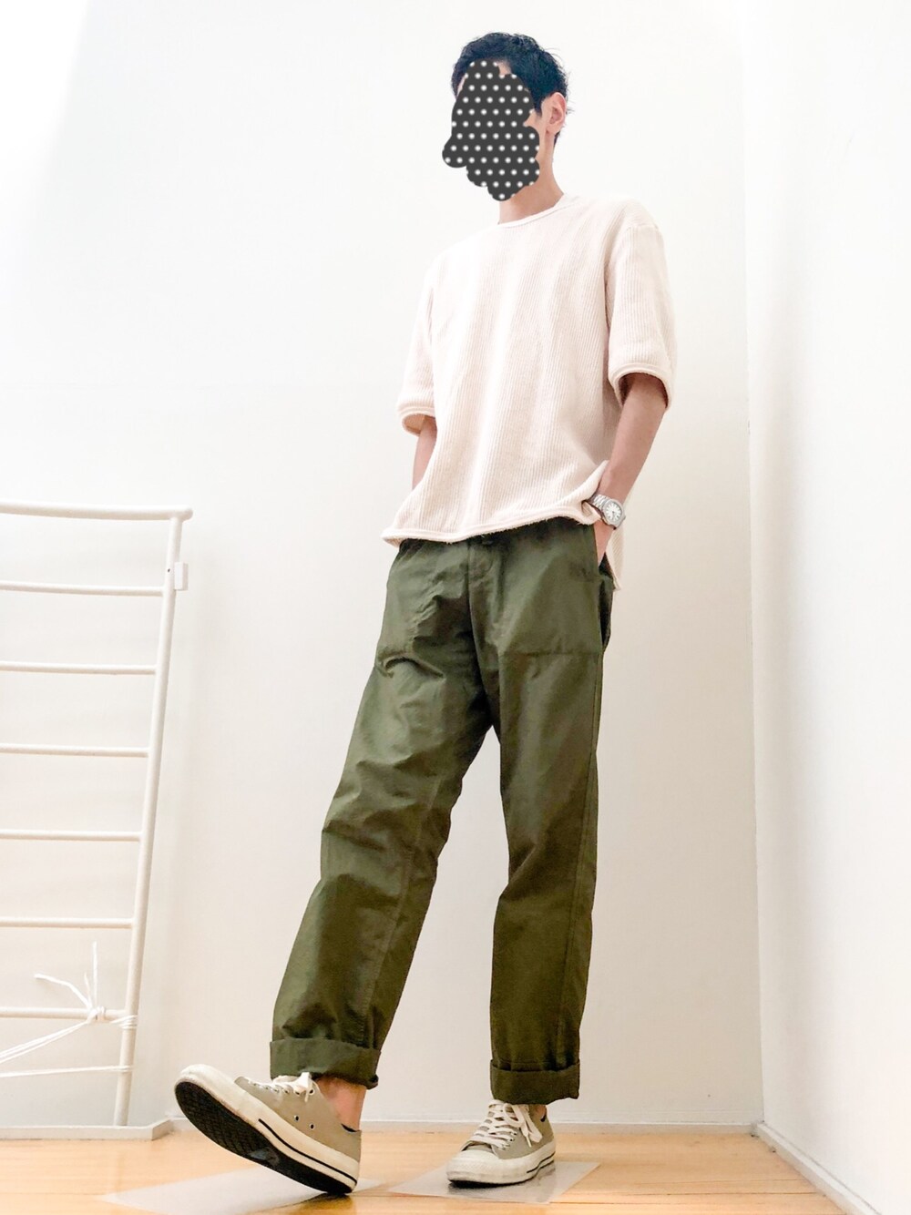 「カーキ、グリーン、半袖ニット、コンバース、M.H.L、MHL.、くるぶし見せ」｜「MHL.の・FLYWEIGHT COTTON（その他パンツ、グリーン系）」を使った、ゆうさん（メンズ・183cm）の夏コーディネートの1枚目の写真