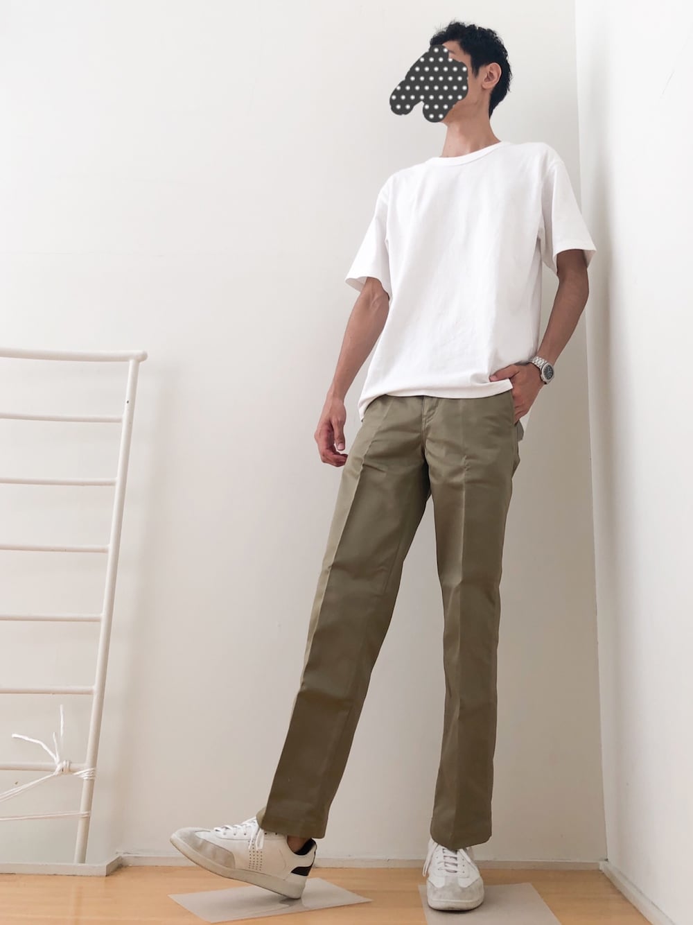 「チノパン、シンプル、大人カジュアル、白Tシャツ、スニーカー、セリーヌ、エディ、エディスリマン」｜「UNIQLOのアイテム（Tシャツ/カットソー、ホワイト系）」を使った、ゆうさん（メンズ・183cm）の夏コーディネートの1枚目の写真