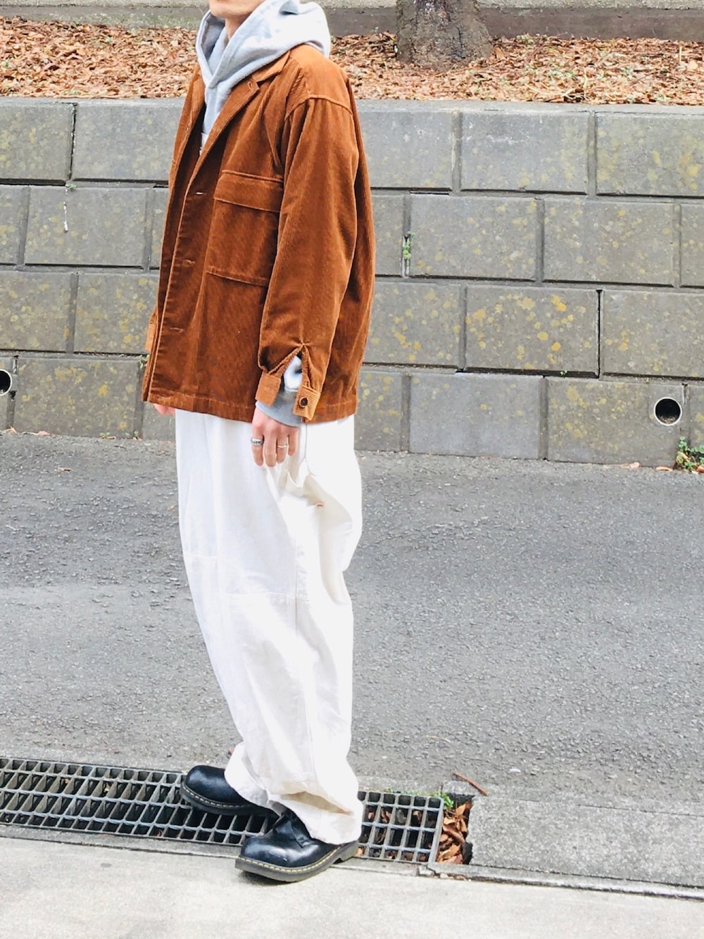 「休日スタイル、ワイドパンツ、オーバーオール、丸サングラス、コーデュロイ、グレーパーカー、おしゃれさんと繋がりたい、オトナカジュアル、古着、古着MIX」｜「MONKEY TIMEの＜monkey time＞ 8W CORD CPO SHIRT/コーデュロイシャツ（シャツ/ブラウス、ブラウン系）」を使った、SHUSKさん（メンズ・178cm）の冬コーディネートの1枚目の写真
