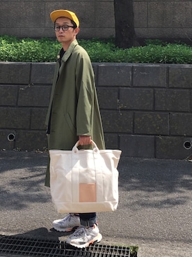 「カラーサングラス」｜「アイテム（ステンカラーコート）」を使った、SHUSKさん（メンズ・178cm）の春コーディネート