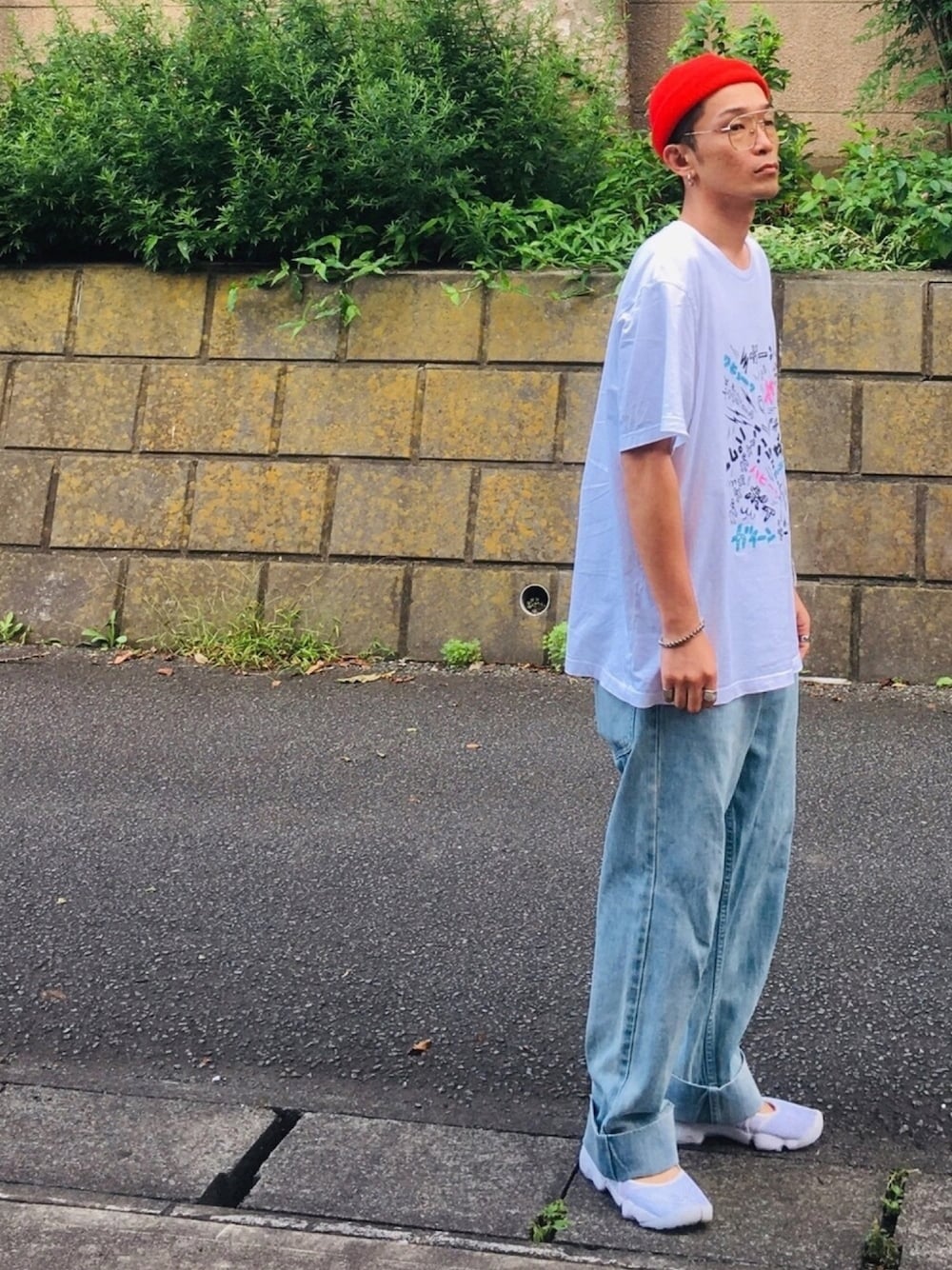 「お洒落さんとつながりたい、ワイドデニム、クリアサングラス、ニット帽、韓国ブランド、gentlemonster、エアリフト、韓国ファッション、白Tシャツ、UNIQLO」｜「UNIQLOのアイテム（Tシャツ/カットソー、ホワイト系）」を使った、SHUSKさん（メンズ・178cm）の夏コーディネートの1枚目の写真