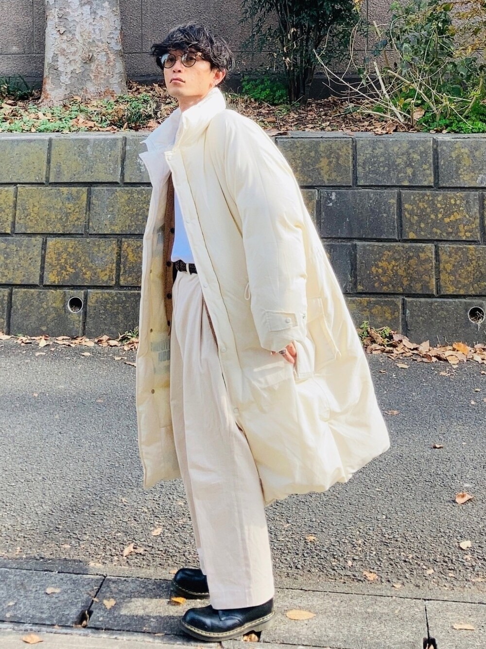 「お洒落さんとつながりたい、カラーパンツ、ホワイトコーデ、丸サングラス、ロングダウン、オーバーサイズ、冬コーデ、スラックス、ドクターマーチン3ホール、ホワイトパンツ」｜「beautiful peopleのアイテム（ジャケット/アウター、ホワイト系）」を使った、SHUSKさん（メンズ・178cm）の冬コーディネートの1枚目の写真