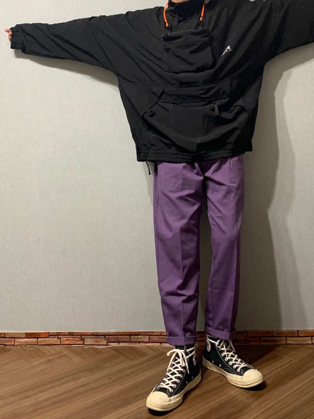 パープル系のその他パンツ、ブラック系のブルゾン、ブラック系のスニーカーを着用したメンズの秋コーディネートの1枚目の写真