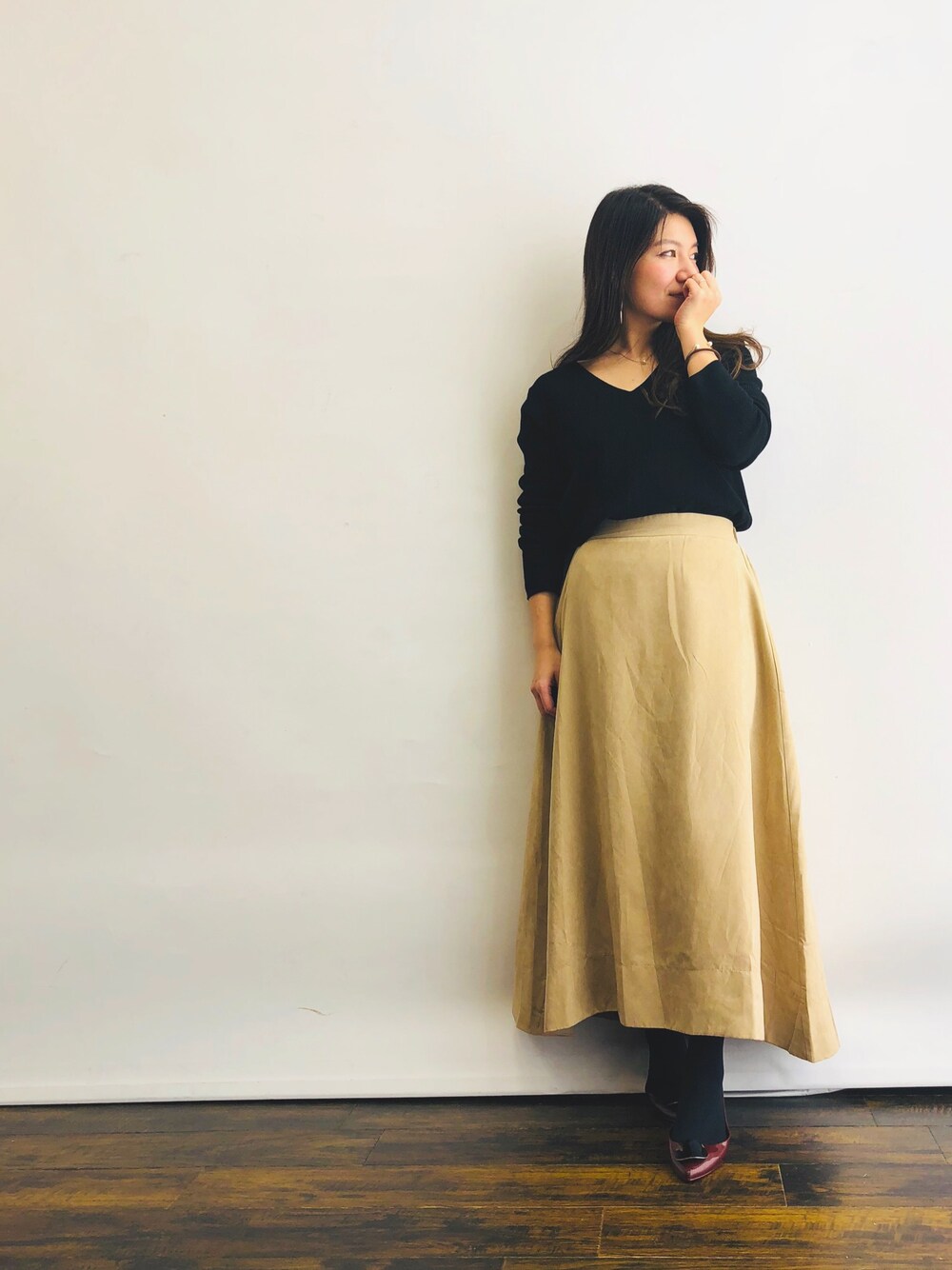 「プルオーバー、黒、titivate、ロングスカート、ベージュスカート、フラットシューズ、オトナ女子、オトナカジュアル、おしゃれさんと繋がりたい、フレアスカート」｜「PLAIN CLOTHINGのカラースティックピアス【PLAIN CLOTHING】（ピアス（両耳用）、グリーン系）」を使った、magaaさん（レディース・159cm）の冬コーディネートの1枚目の写真