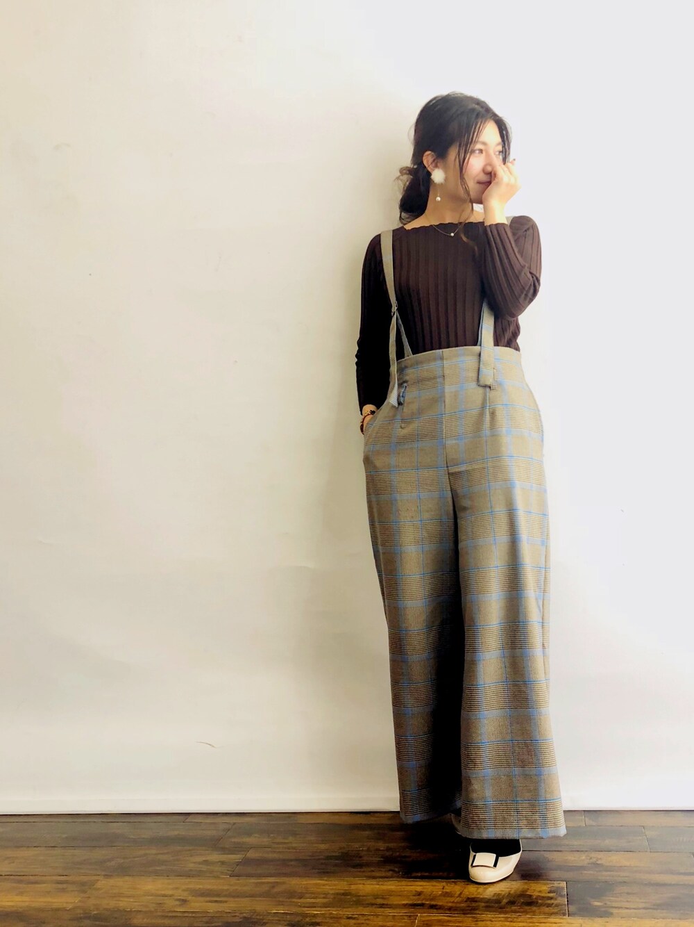 「サロペット、サロペットコーデ、ママコーデ、ママファッション、大人サロペット、リブニット、茶色コーデ、春コーデ、フラットシューズ、オトナ女子」｜「FREE'S MARTのアイテム（イヤリング、ホワイト系）」を使った、magaaさん（レディース・159cm）の冬コーディネートの1枚目の写真
