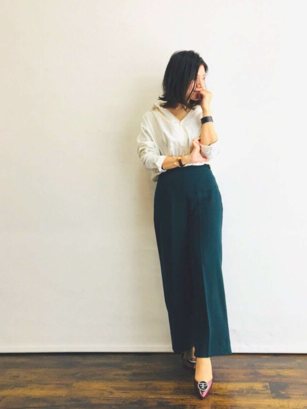 「グリーン、タックパンツ、白シャツ、春コーデ、グリーン×ホワイト、シャツスタイル、プルオーバーシャツ、ママコーデ、プルオーバー、ドルマン」｜「Eldia'luのマーブルサークルピアスorイヤリング（ピアス（両耳用）、ホワイト系）」を使った、magaaさん（レディース・159cm）の冬コーディネートの1枚目の写真