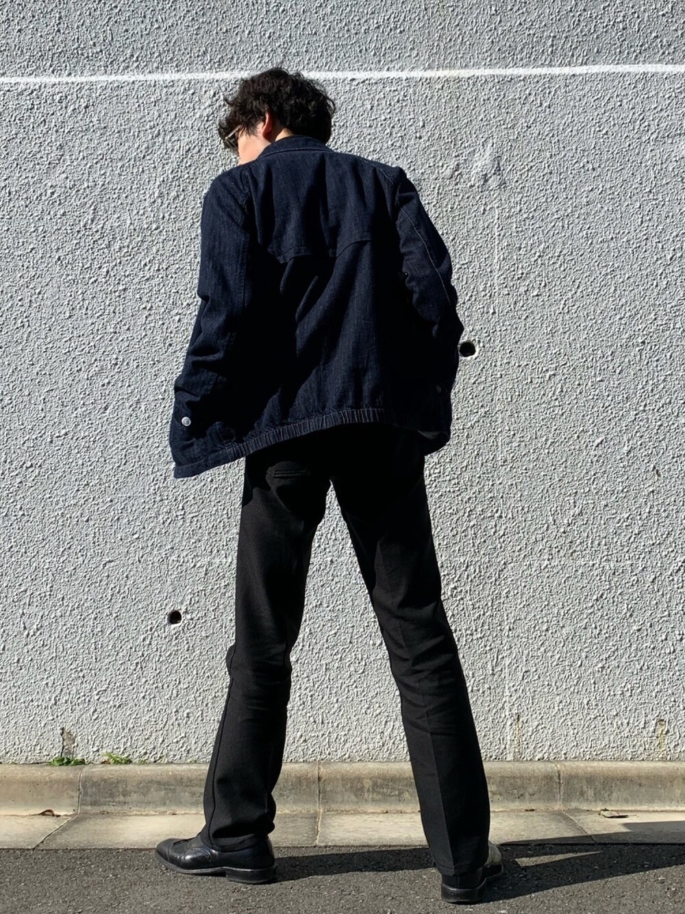 「やっぱりストリートが好き、デニムジャケット、EMMA  CLOTHES、シンプル、秋のコーデ、フレアパンツ、キレイめ、差し色、ブラック、低身長」｜「EMMA CLOTHESのコットンツイル/デニム/ストライプ/チェック ドリズラージャケット（ブルゾン、ブルー系）」を使った、むかいさん（メンズ・170cm）の秋コーディネートの1枚目の写真