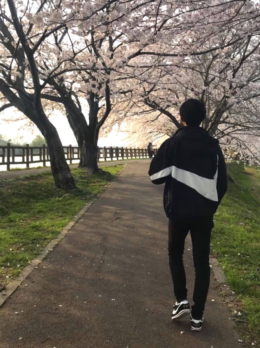 「NIKE、スニーカー、コルテッツ、ストリート服が好き」｜「NIKEのアイテム（トップス、ブラック系）」を使った、こーへーさん（メンズ・173cm）の秋コーディネートの1枚目の写真