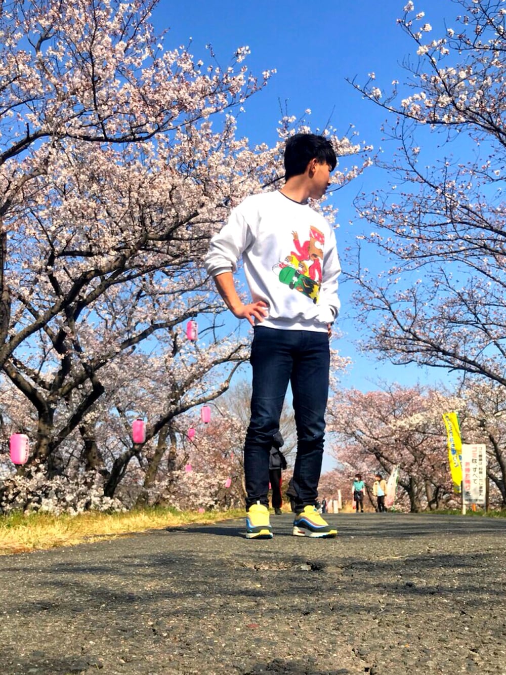 「春コーデ、桜、NIKE AIR MAX、NIKE、AIRMAX97、UNIQLO、thesimpsons、シンプソンズ」｜「The Simpsonsのアイテム（トップス、ホワイト系）」を使った、こーへーさん（メンズ・173cm）の春コーディネートの1枚目の写真