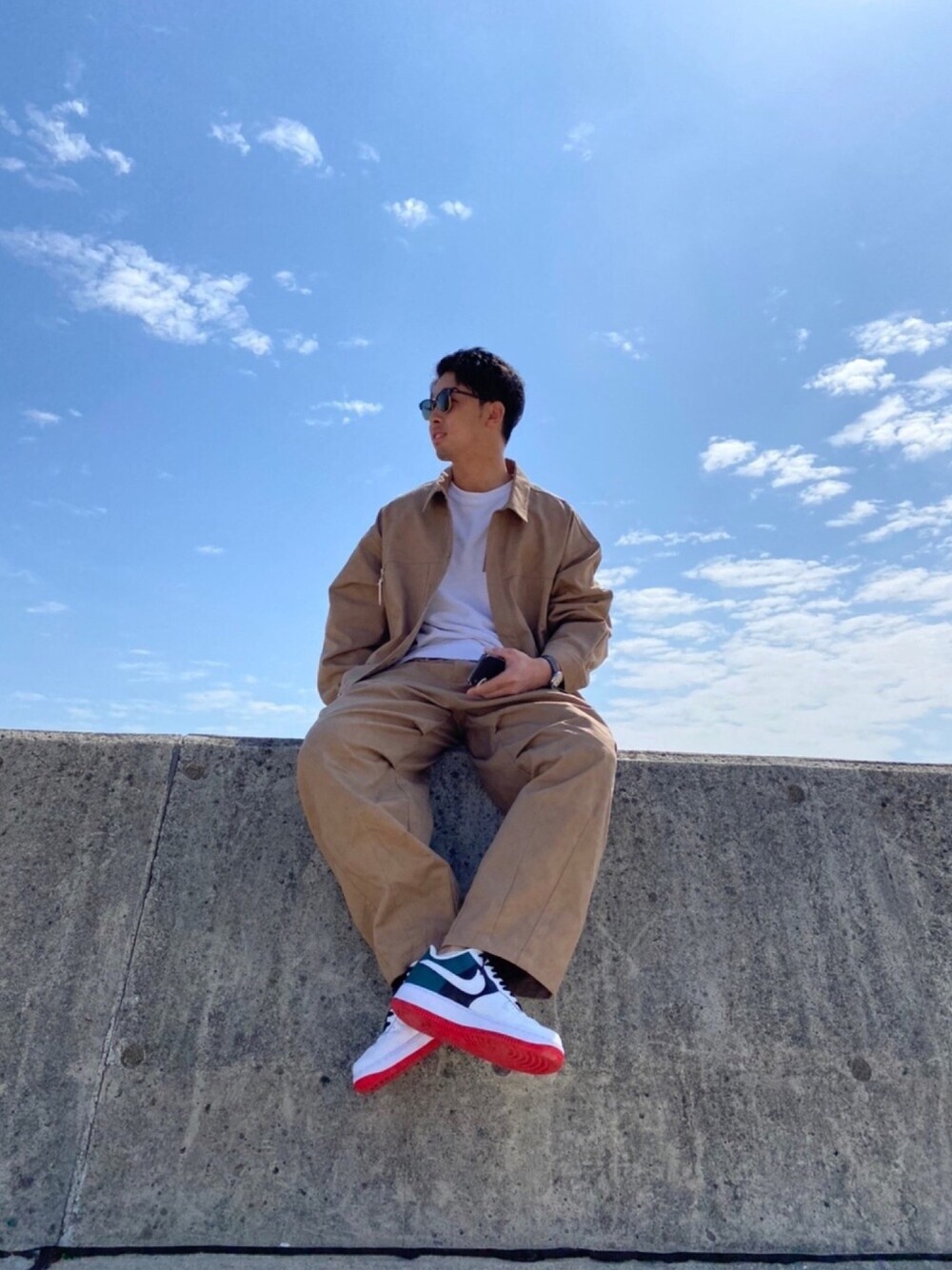 「セットアップ、スニーカー、スニーカーコーデ、AIR FORCE 1、NIKE、NIKE AIR FORCE、nike by you」｜「HIBECKのアイテム（セットアップ、ベージュ系）」を使った、こーへーさん（メンズ・173cm）の春コーディネートの1枚目の写真