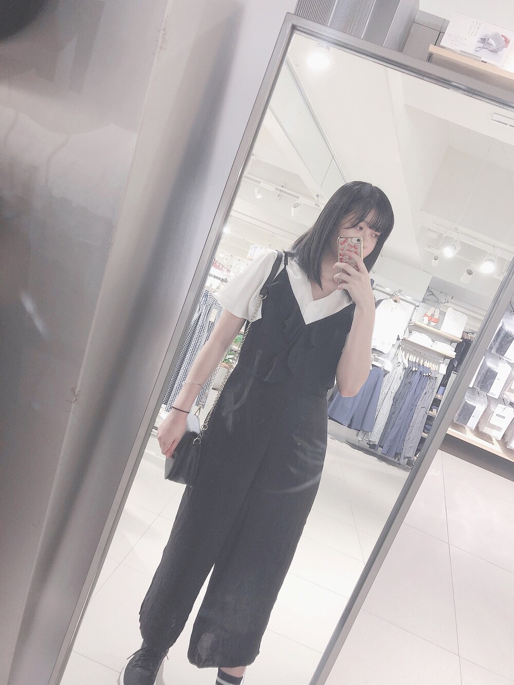「H&Mのアイテム（オールインワン・サロペット、ブラック系）」を使った、Manamiさん（レディース・168cm）の夏コーディネートの1枚目の写真