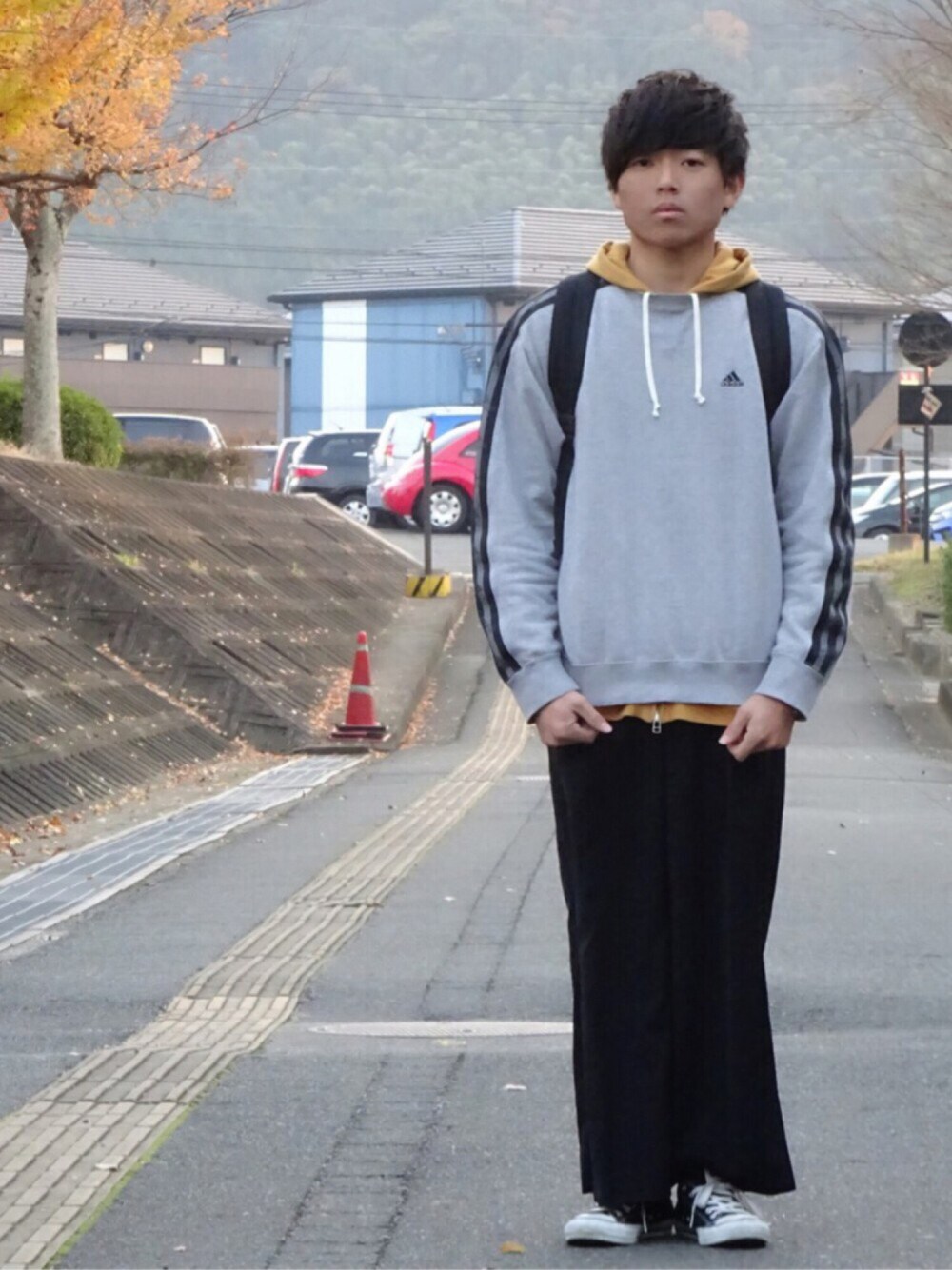 ブラック系のパンツ、ブラック系のスニーカー、ブラック系のバックパック/リュックを着用したメンズの冬コーディネートの1枚目の写真