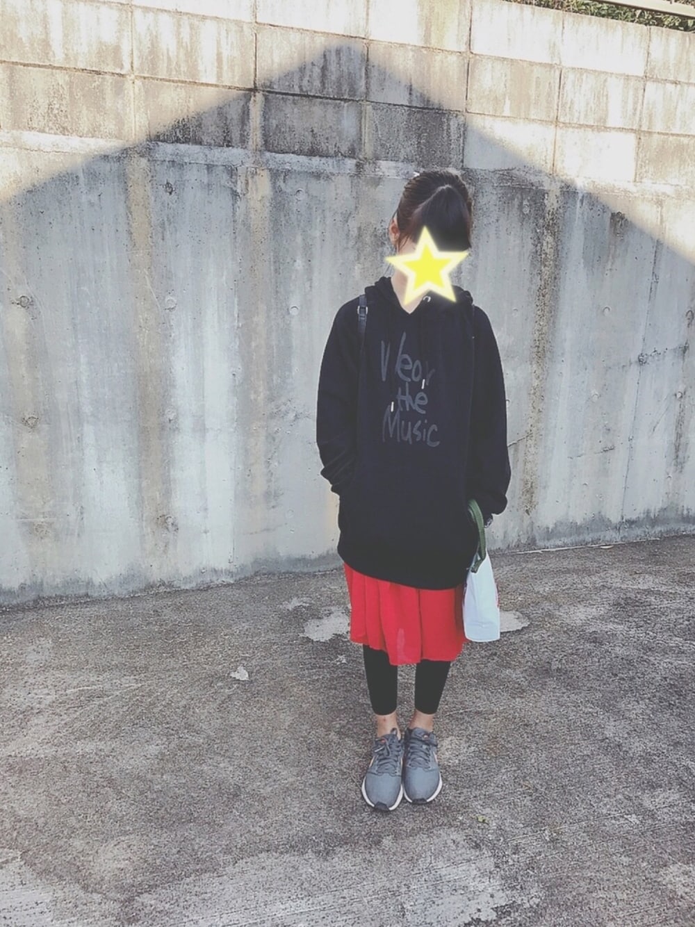 「おんなのこ、パーカー、kids、スウェット、タワレコ、赤、BREEZE、UNIQLO、休日スタイル」｜「タワレコのアイテム（パーカー、ブラック系）」を使った、ico_nico_sanco3さん（キッズ・150cm）の秋コーディネートの1枚目の写真