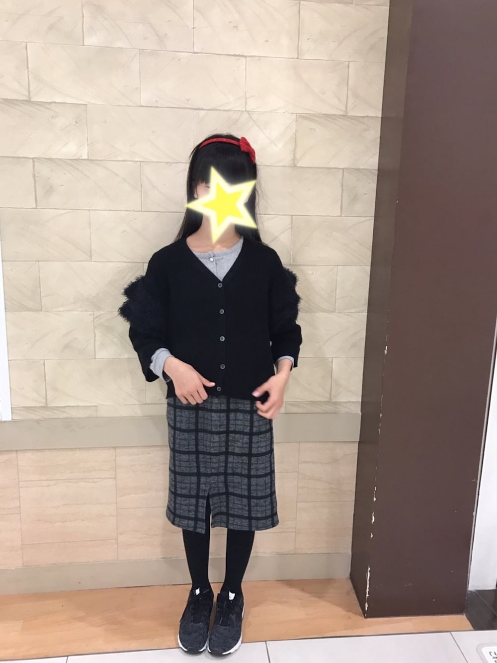 「女の子、小学生、キッズコーデ、休日スタイル、モノトーン、チャオパニックティピー(CIAOPANIC TYPY)、タイトスカート、タイツ、冬コーデ、ナイキ」｜「CIAOPANIC TYPYの【ママとお揃い】フェザーヤーンフリルカーデ（カーディガン/ボレロ、ブラック系）」を使った、ico_nico_sanco3さん（キッズ・150cm）の冬コーディネートの1枚目の写真