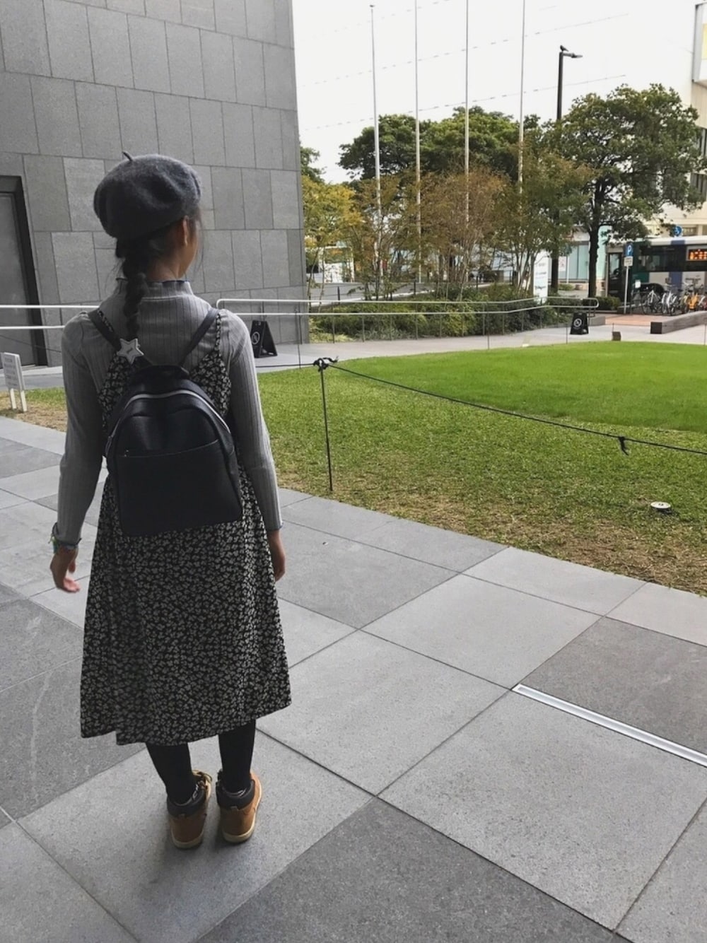 「ベレー帽、小学生、おんなのこ、秋コーデ、BREEZE、休日スタイル、ユニクロ、花柄、ワンピース、年末WEAR感謝祭」｜「JOURNAL STANDARDのアイテム（バックパック/リュック、ブラック系）」を使った、ico_nico_sanco3さん（キッズ・150cm）の秋コーディネートの1枚目の写真