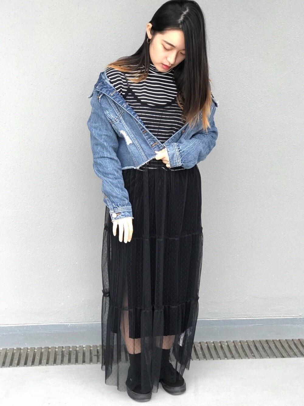 「冬、大人カジュアル、hkgirl、school、denim」｜「Bershkaのアイテム（ジャンパースカート、ブラック系）」を使った、Grace Hoさん（レディース・156cm）の冬コーディネートの1枚目の写真