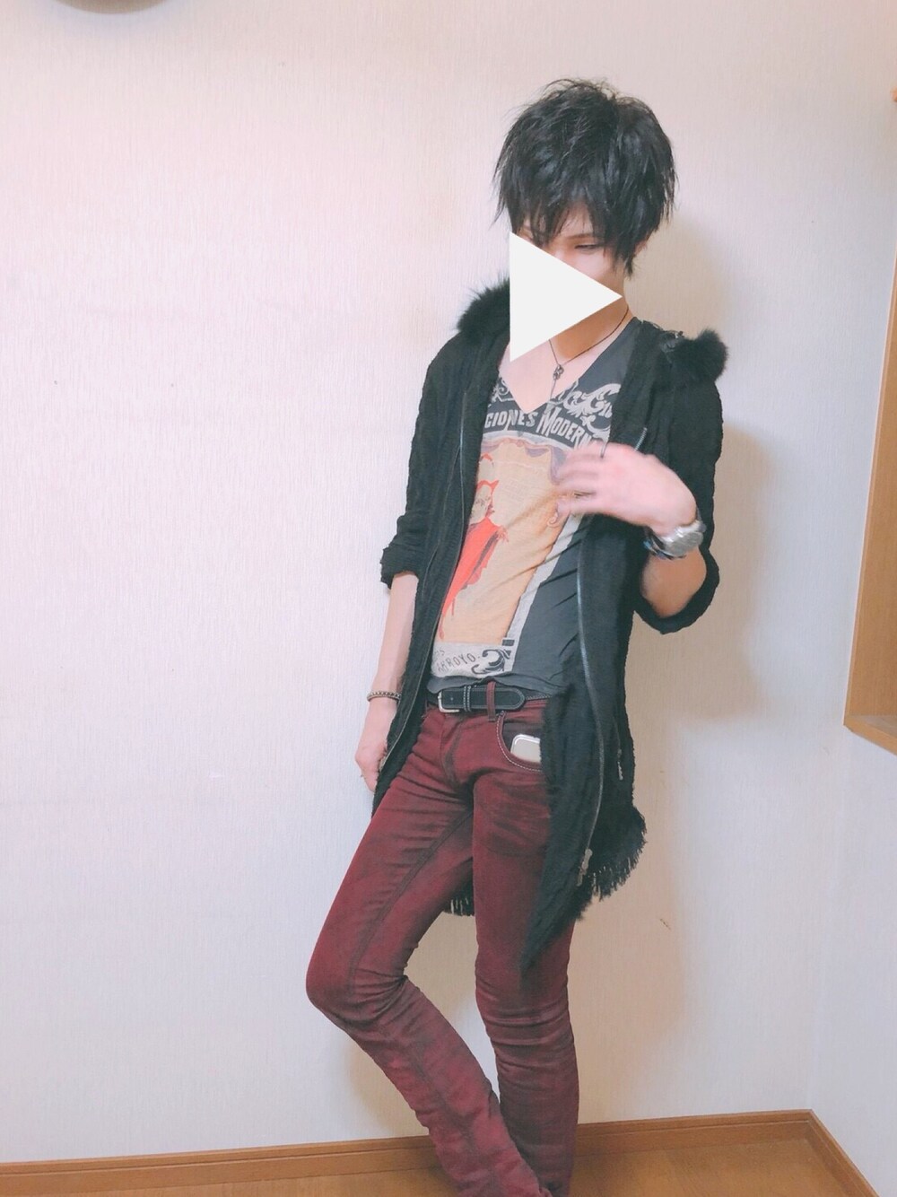 「SHARE SPIRIT、WILDPARTY、gunda、秋のコーデ、暑い、寒い、キレイめ、ロング」｜「WILD PARTYのアイテム（その他パンツ、レッド系）」を使った、ゆうたそさん（メンズ・183cm）の秋コーディネートの1枚目の写真