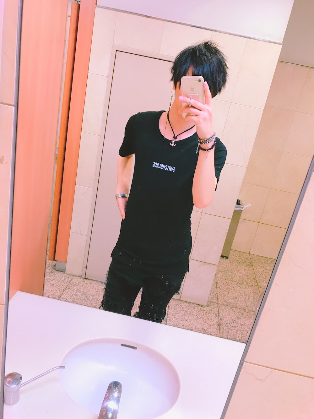 「SWITCHBLADE、hyde、FAGASSENT、暑い、トイレから失礼しやす」｜「SWITCH BLADEのアイテム（Tシャツ/カットソー、ブラック系）」を使った、ゆうたそさん（メンズ・183cm）の夏コーディネートの1枚目の写真
