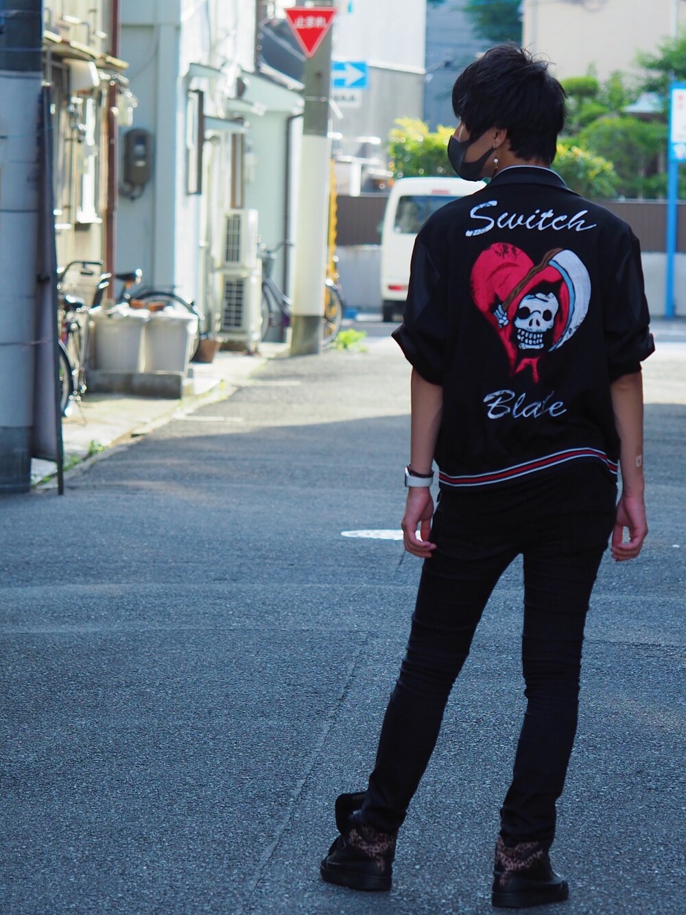 「夏コーデ、gunda、お洒落さんとつながりたい、SWITCHBLADE、高身長男子、PUMA、アップルウォッチ、スカジャン、アツい、カジュアルコーデ」｜「SWITCH BLADEのアイテム（ブルゾン、ブラック系）」を使った、ゆうたそさん（メンズ・183cm）の夏コーディネートの1枚目の写真