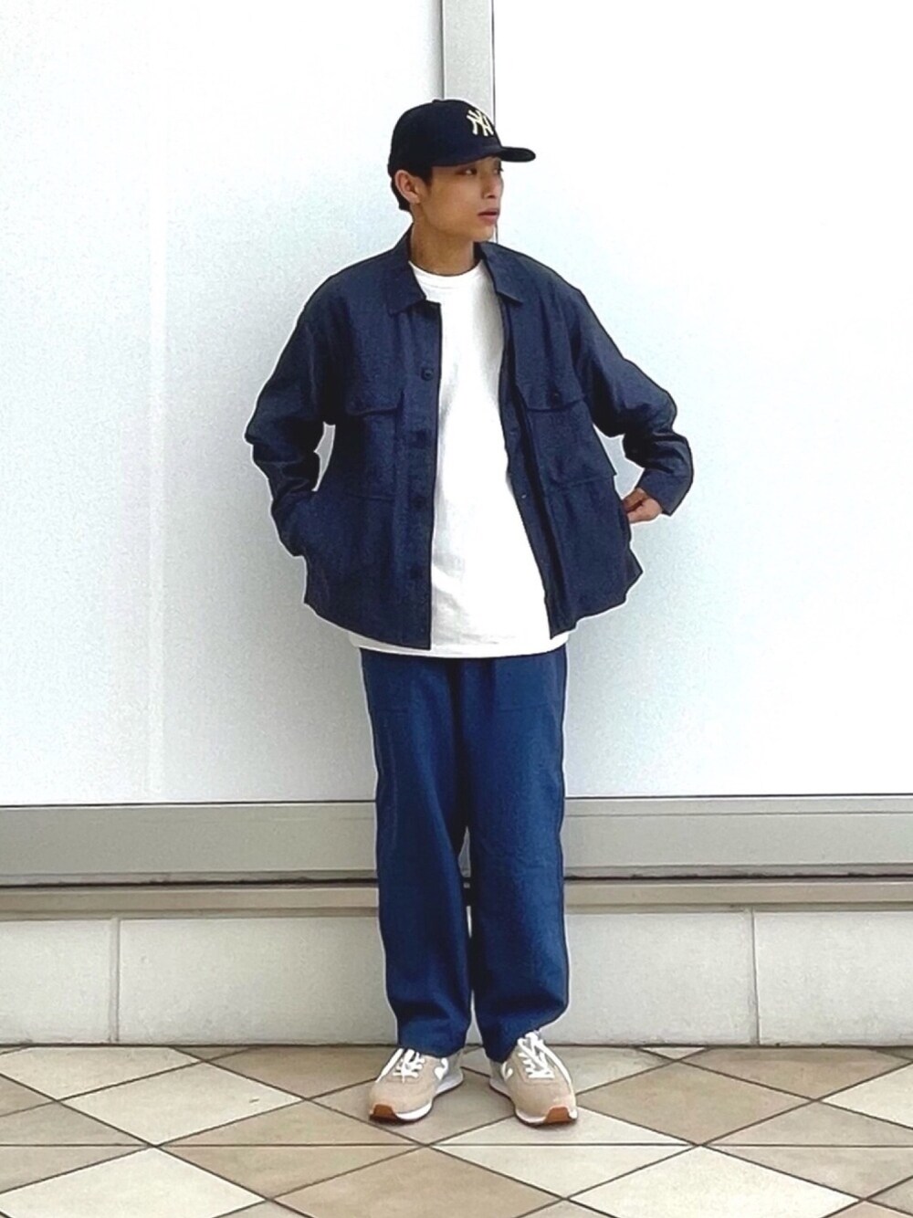 「スニーカー、キャップ、New Balance、ネイビー、きれいめカジュアル、春夏コーデ、B:MING by BEAMS」｜「B:MING by BEAMSのB:MING by BEAMS / ワイドフィット CPOジャケット（シャツ/ブラウス、ブルー系）」を使った、たなかさん（メンズ・172cm）の春コーディネートの1枚目の写真
