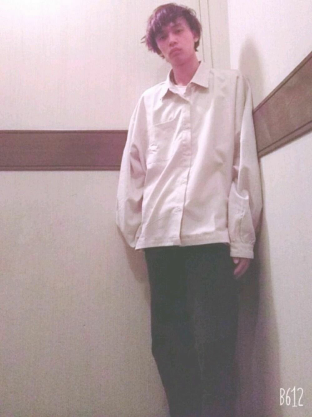 ホワイト系のシャツ/ブラウス、ブラック系のその他パンツを着用したメンズの冬コーディネートの1枚目の写真