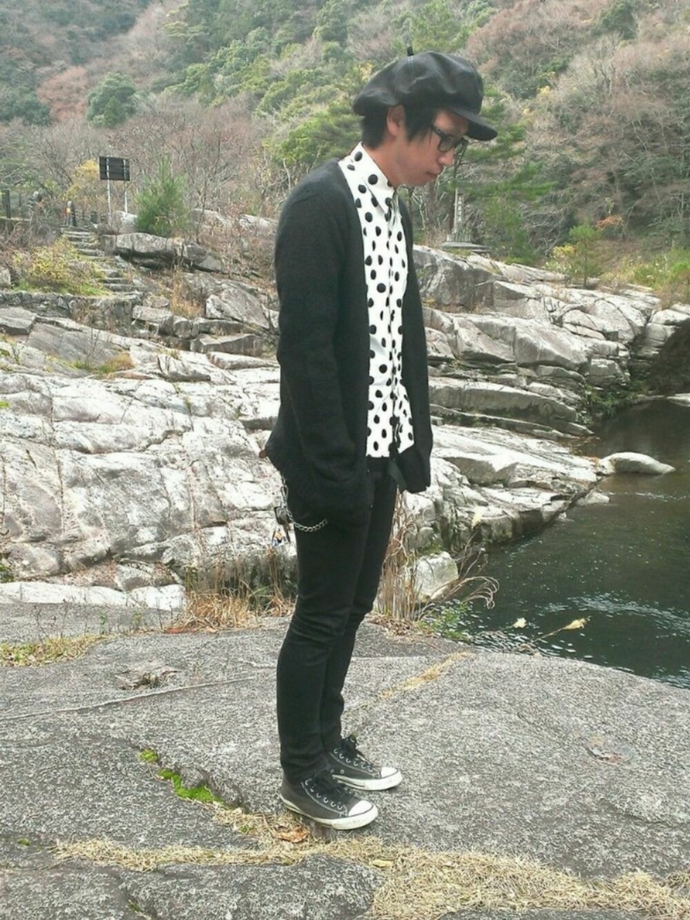 ブラック系のカーディガン/ボレロ、ホワイト系のシャツ/ブラウス、ブラック系のデニムパンツを着用したメンズの秋コーディネートの1枚目の写真