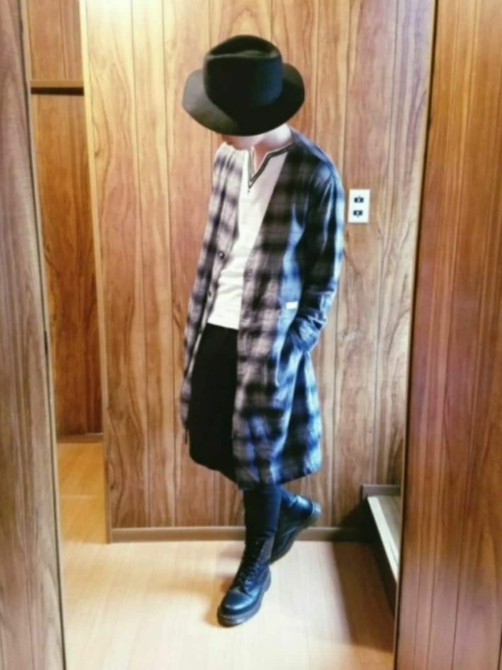 ブラック系のカーディガン/ボレロ、ホワイト系のTシャツ/カットソー、ブラック系のデニムパンツを着用したメンズの春コーディネートの1枚目の写真