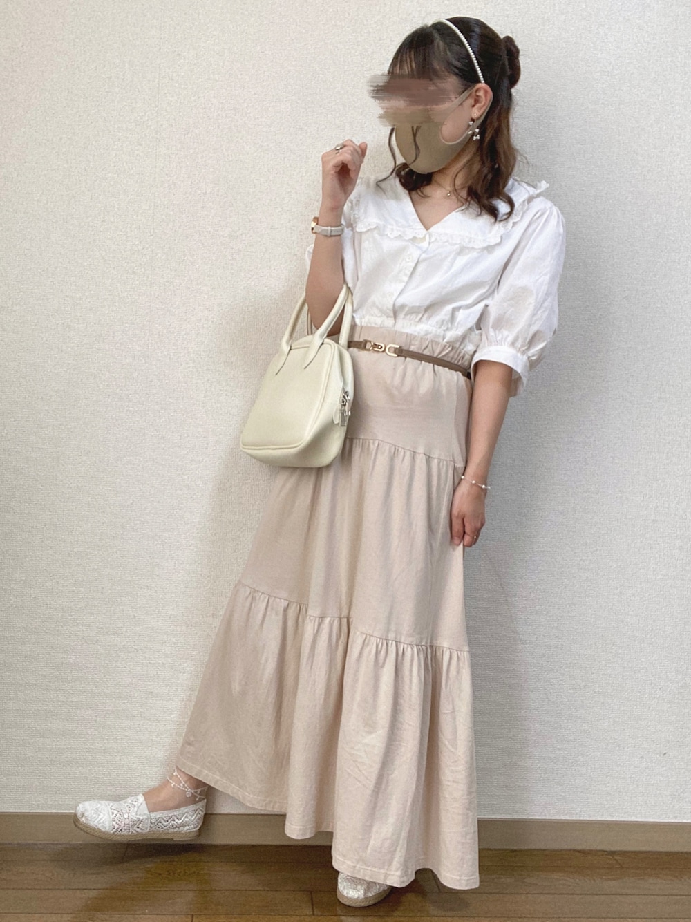 「休日スタイル、夏コーデ、淡色コーデ、ガーリー、ティアード、ブラウス、ティアードスカート、ベージュ、プチプラ、低身長」｜「Latticeのアイテム（カチューシャ、ホワイト系）」を使った、mocha𓂃 ✿𓈒𓏸さん（レディース・150cm）の夏コーディネートの1枚目の写真