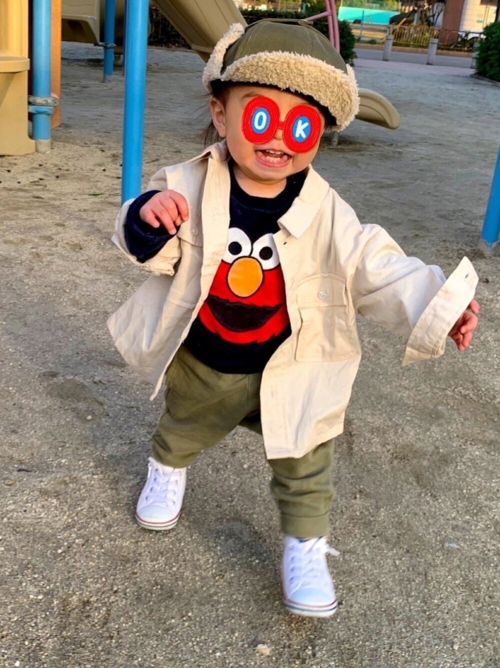 ホワイト系のシャツ/ブラウス、グリーン系のその他パンツ、ホワイト系のスニーカーを着用したキッズの冬コーディネートの1枚目の写真