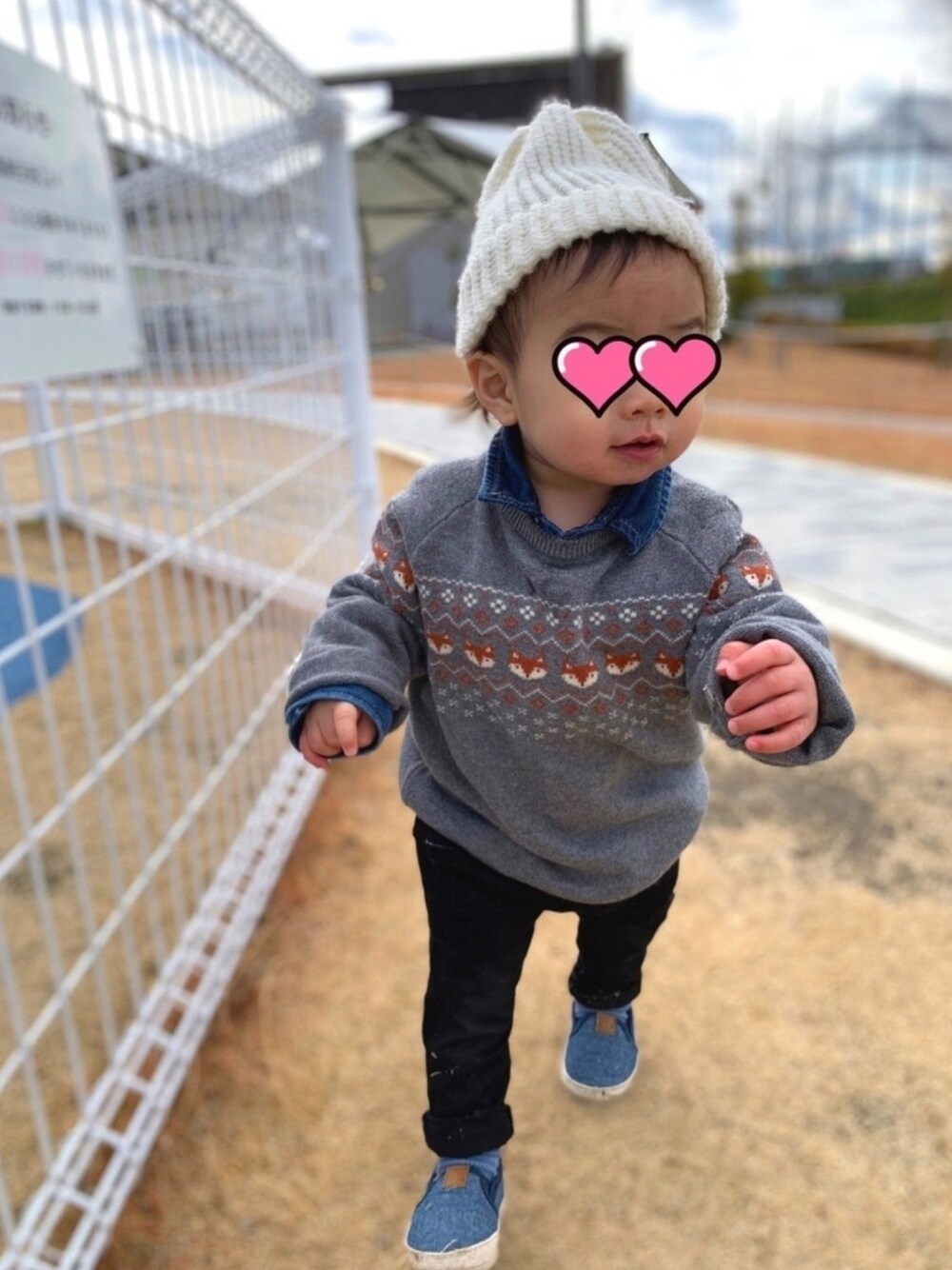 グレー系のニット/セーター、ブルー系のシャツ/ブラウス、ブラック系のその他パンツを着用したキッズの冬コーディネートの1枚目の写真