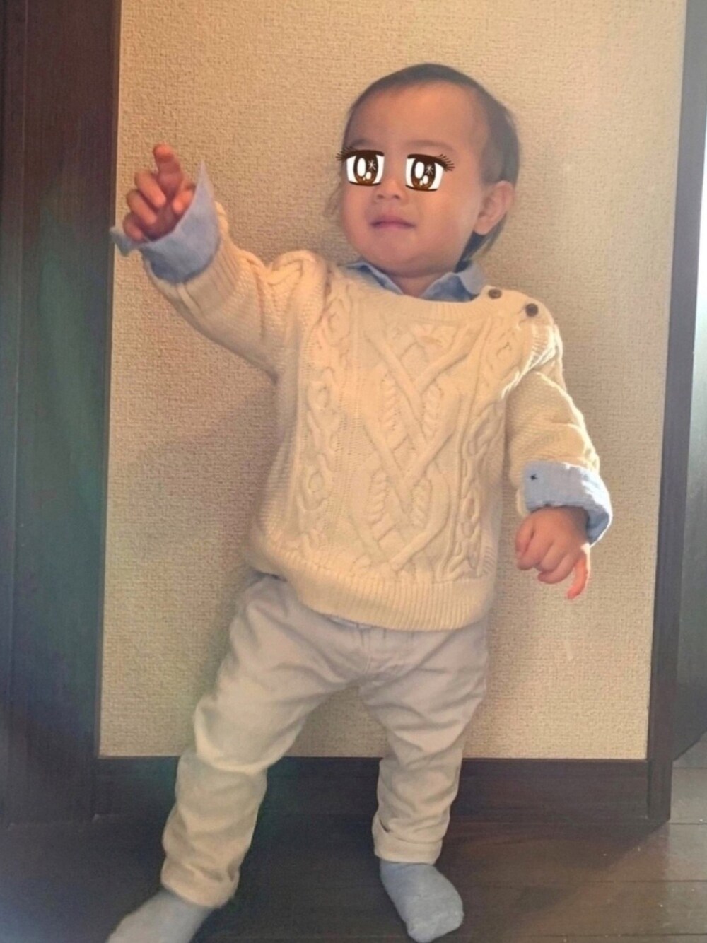 ベージュ系のその他パンツ、ブルー系のシャツ/ブラウス、ホワイト系のニット/セーターを着用したキッズの冬コーディネートの1枚目の写真