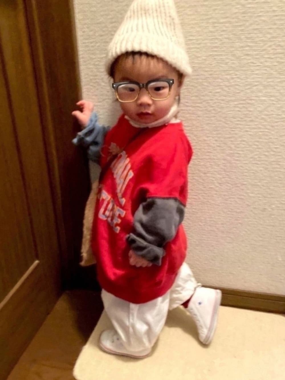レッド系のスウェット、ホワイト系のその他パンツ、ホワイト系のニット/セーターを着用したキッズの冬コーディネートの1枚目の写真