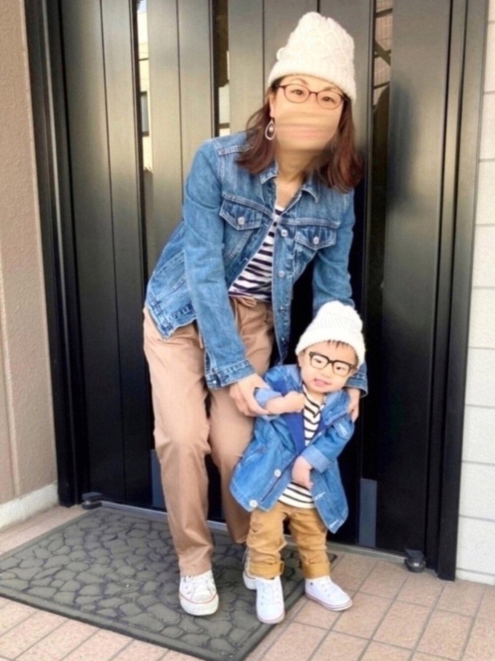 ブルー系のデニムジャケット、その他のTシャツ/カットソー、ホワイト系のスニーカーを着用したキッズの冬コーディネートの1枚目の写真