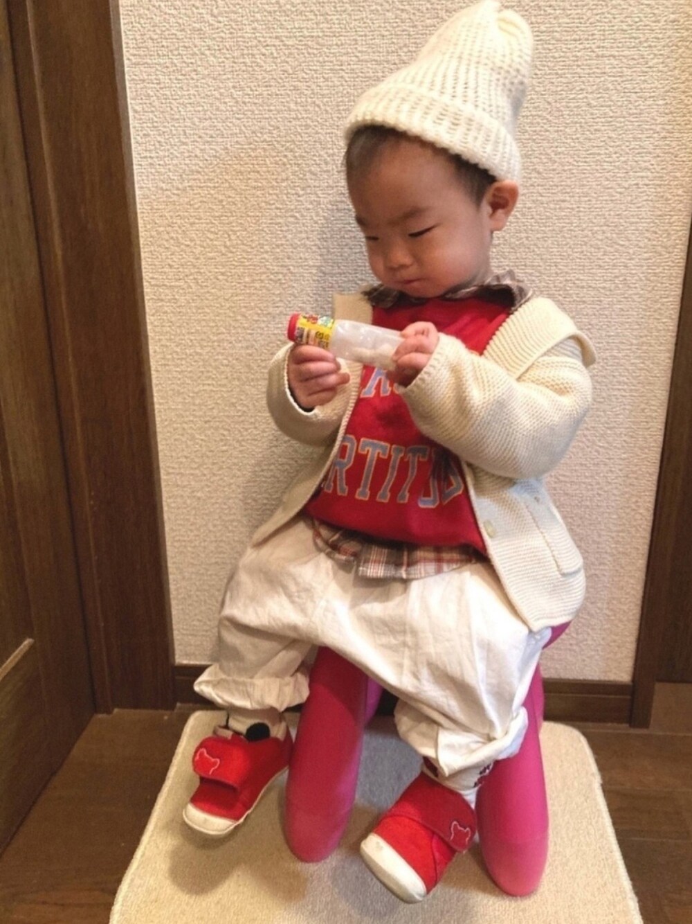 ベージュ系のシャツ/ブラウス、レッド系のスウェット、ベージュ系のカーディガン/ボレロを着用したキッズの春コーディネートの1枚目の写真