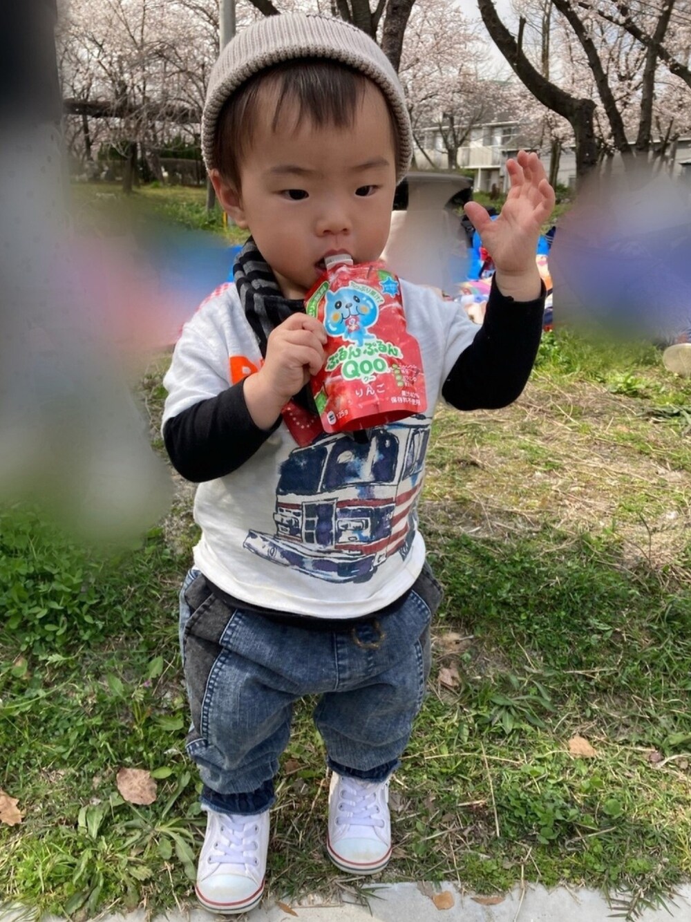 「休日スタイル、キッズコーデ、キッズファッション、むすこーで、ケミカルウォッシュ、ケミカルデニム、レイヤードスタイル、1歳半、BREEZE、白こんばーす」｜「BREEZEのカラーニット帽_ウォッシャブル（ニットキャップ/ビーニー、ベージュ系）」を使った、lenlen23さん（キッズ・80cm）の春コーディネートの1枚目の写真