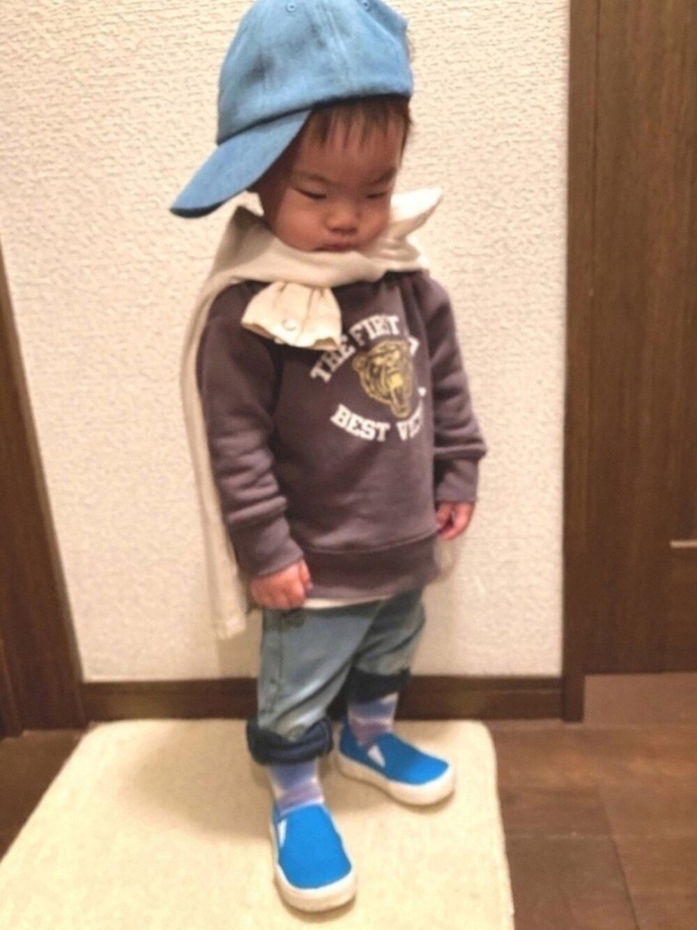 「デニデニ、春めきシューズ、春コーデ、キャップ、スリッポン、カジュアル、むすこーで、シャツワンピ、プロデューサー巻き、タイダイ柄」｜「Life Support Productsの【コットンUSAデニム】シャツワンピース（90cm）（ワンピース、ホワイト系）」を使った、lenlen23さん（キッズ・80cm）の春コーディネートの1枚目の写真