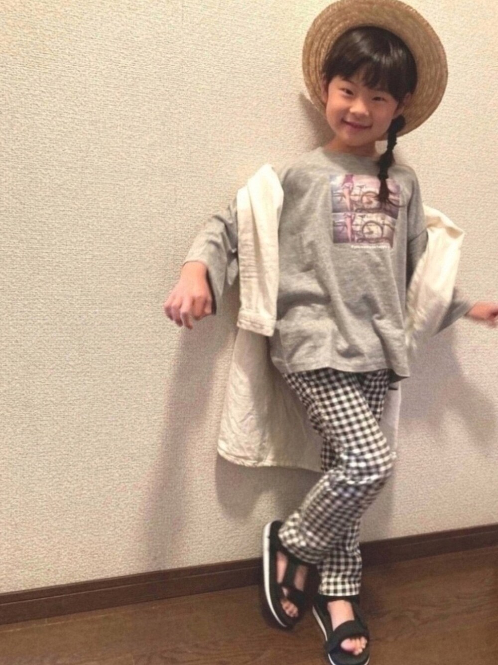 グレー系のTシャツ/カットソー、ホワイト系のワンピース、その他のその他パンツを着用したキッズの春コーディネートの1枚目の写真