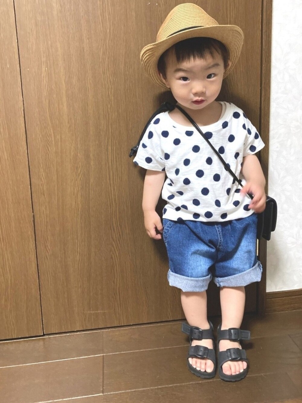 ホワイト系のTシャツ/カットソー、ブルー系のデニムパンツ、ブラック系のサンダルを着用したキッズの春コーディネートの1枚目の写真