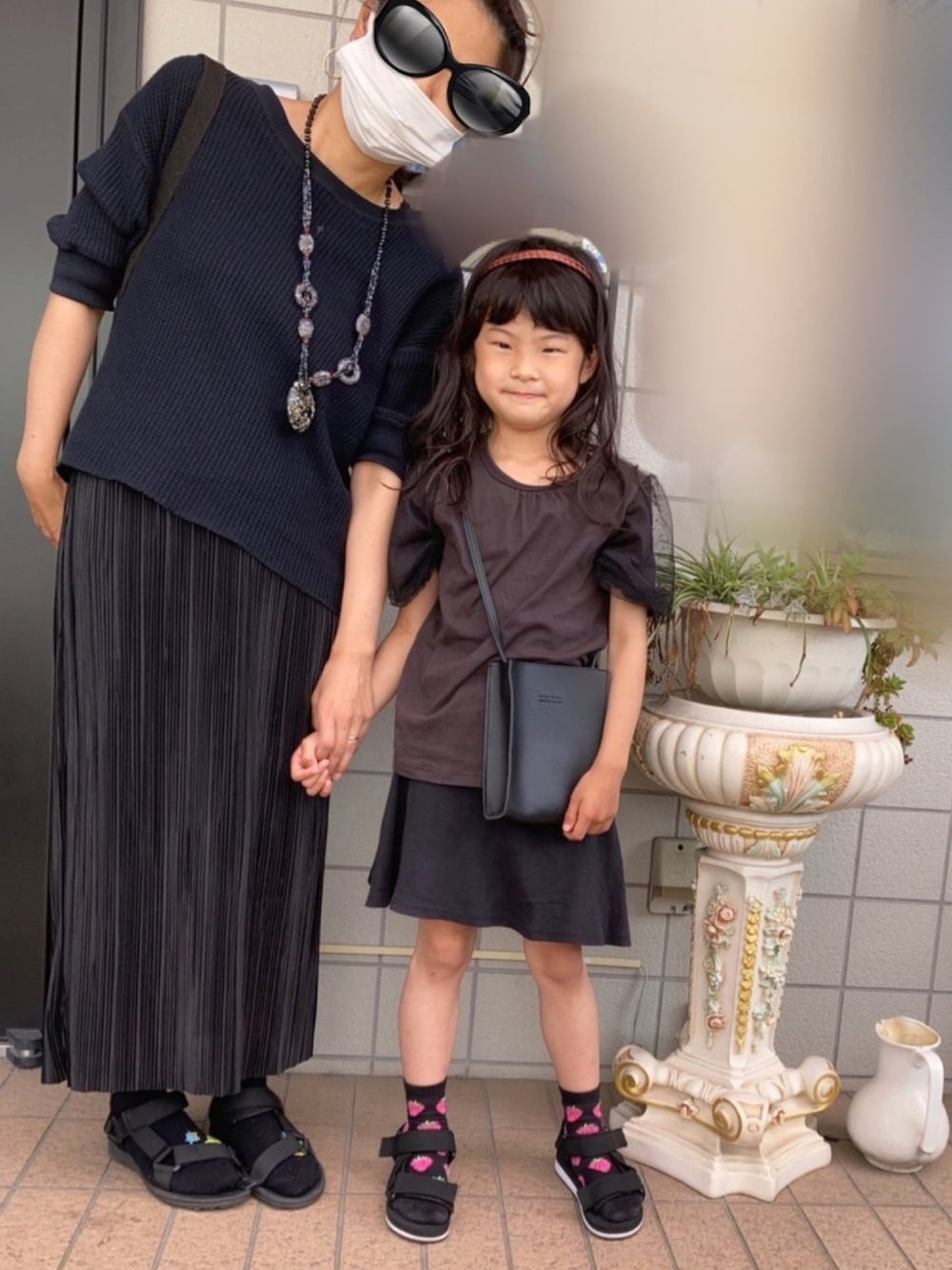 ブラック系のシャツ/ブラウス、ブラック系のTシャツ/カットソー、ブラック系のスカートを着用したキッズの夏コーディネートの1枚目の写真