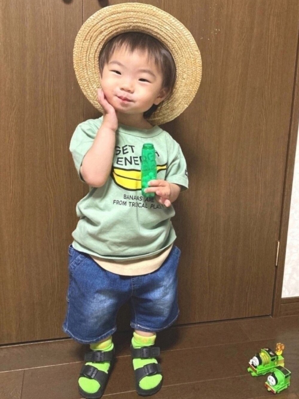 グリーン系のTシャツ/カットソー、ベージュ系のタンクトップ、ブルー系のデニムパンツを着用したキッズの夏コーディネートの1枚目の写真