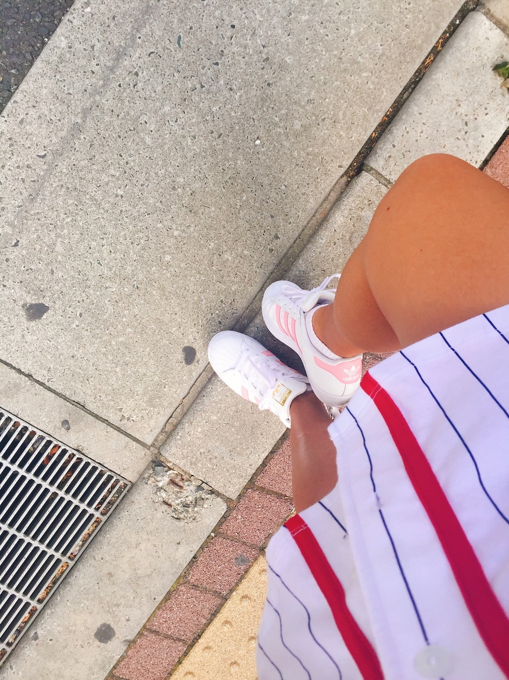 「sneakers」｜「adidasのアイテム（スニーカー、ホワイト系）」を使った、Megmixさん（レディース・153cm）の冬コーディネートの1枚目の写真
