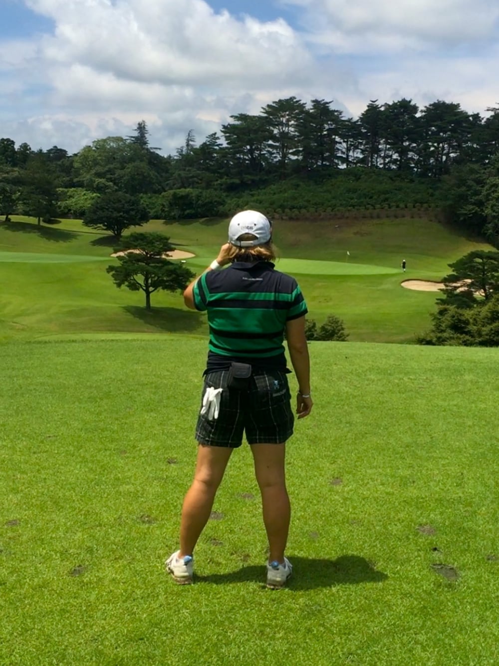 「GOLF、ゴルフ、ゴルフウェア、ゴルフコーデ、ゴルフ女子」｜「Jack Bunny!!の【Jack Bunny!!】変形パネルボーダー 半袖 ポロシャツ ＜PONY with Jack Bunny!!＞（ポロシャツ、グリーン系）」を使った、Megmixさん（レディース・153cm）の夏コーディネートの1枚目の写真