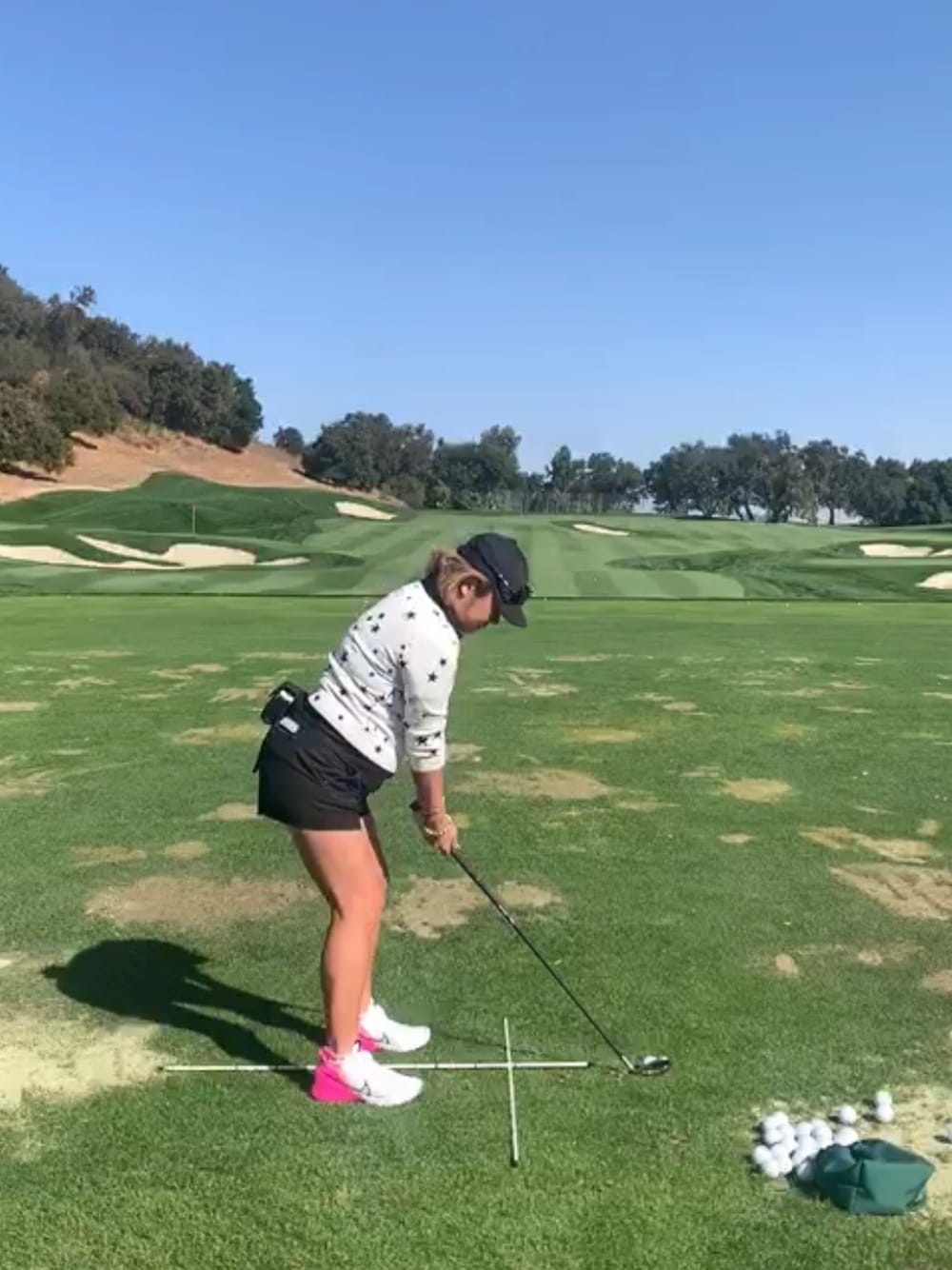 「GOLF、ゴルフ、ゴルフウェア、ゴルフコーデ、ゴルフ女子」｜「NIKEのアイテム（キャップ、ブラック系）」を使った、Megmixさん（レディース・153cm）の冬コーディネートの1枚目の写真