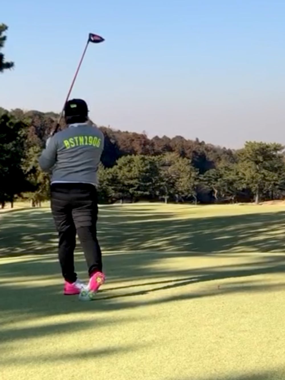 「GOLF、ゴルフ、ゴルフウェア、ゴルフコーデ」｜「New Balance Golfのアイテム（スウェット、グレー系）」を使った、Megmixさん（レディース・153cm）の冬コーディネートの1枚目の写真